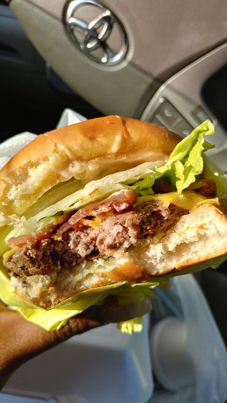 Fair Oaks Burger | 2560 Fair Oaks Ave, Altadena, CA 91001, USA | Phone: (626) 398-3630