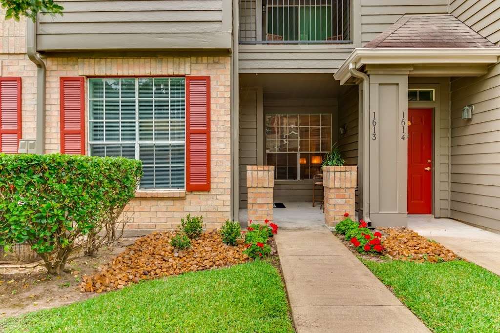 Chartwell Court Apartments | 15100 Ella Blvd, Houston, TX 77090 | Phone: (281) 423-2000