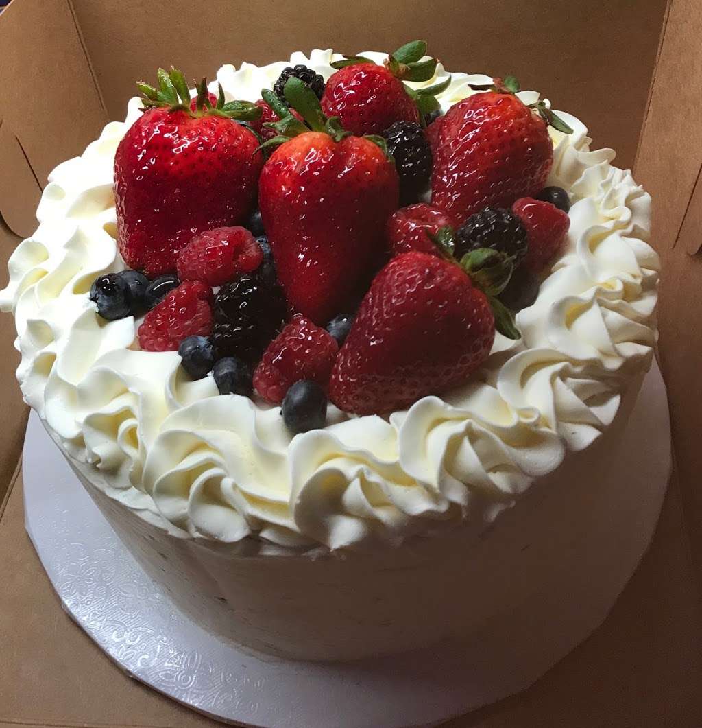 Country Cakes | 27202 Oakmont Rd, Valley Center, CA 92082, USA | Phone: (760) 533-1370