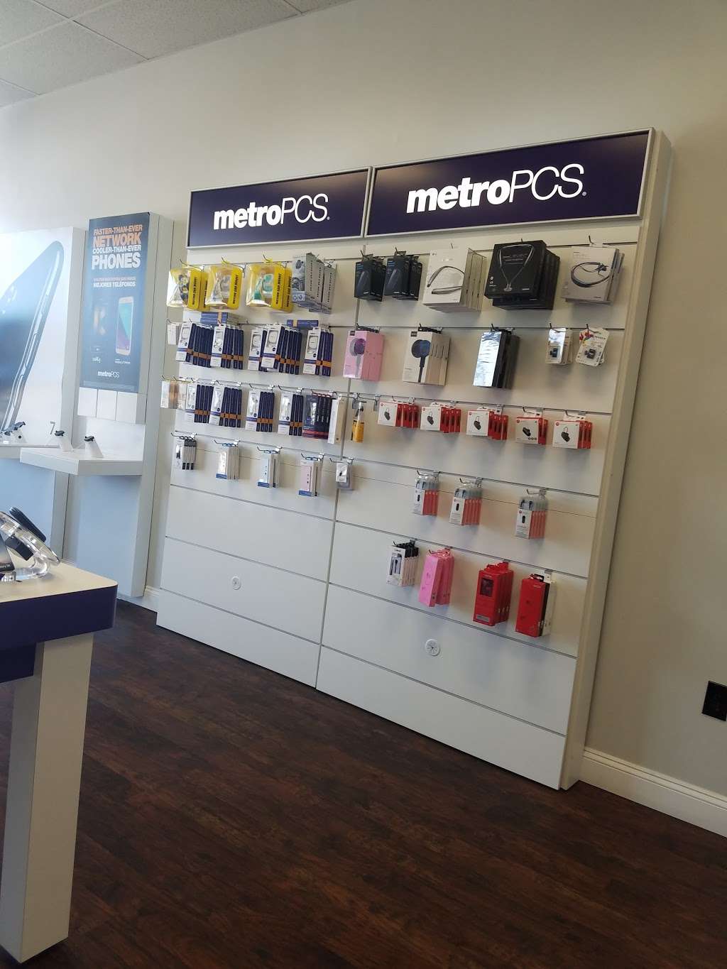 Metro by T-Mobile | 275 N Main St, Spring Valley, NY 10977, USA | Phone: (845) 425-0636