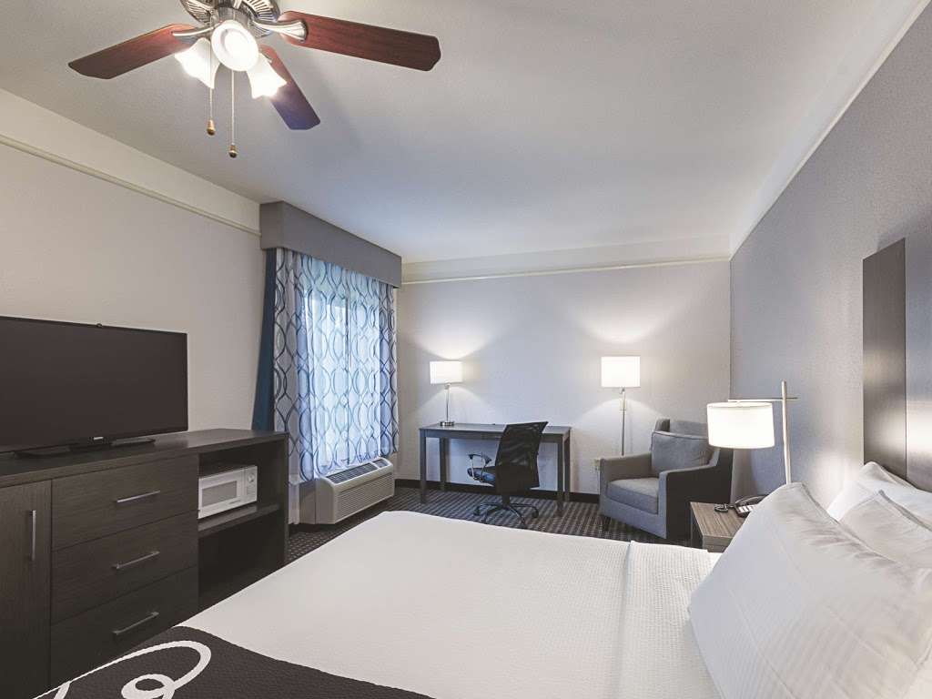 La Quinta Inn & Suites by Wyndham Conroe | 4006 Sprayberry Ln, Conroe, TX 77303, USA | Phone: (936) 228-0790