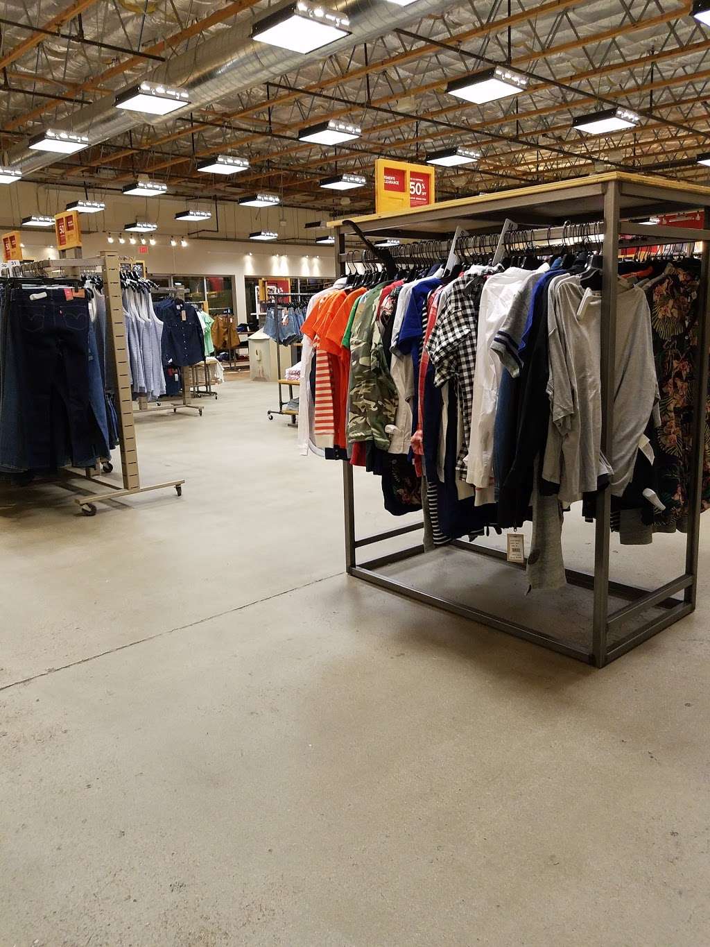 Levis Outlet Store at The Outlets at Lake Elsinore | 17600 Collier Ave, Lake Elsinore, CA 92530 | Phone: (951) 674-2694