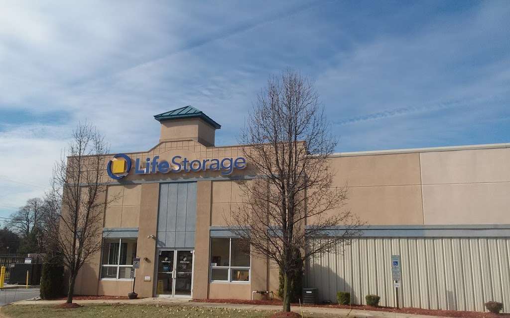 Life Storage | 42 Tinton Falls Rd, Farmingdale, NJ 07727, USA | Phone: (732) 938-4200