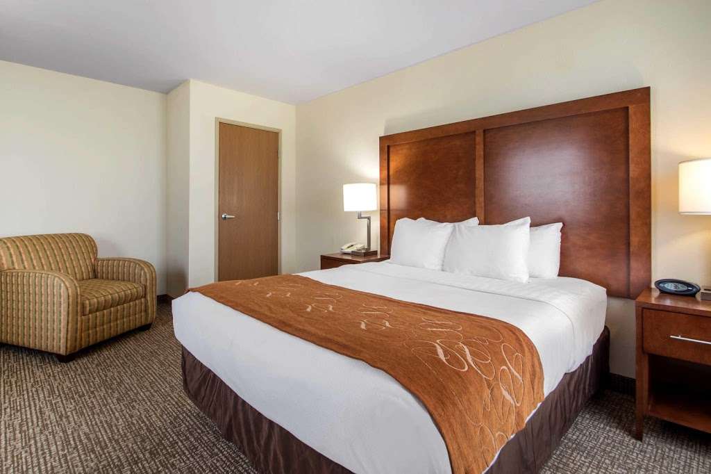 Comfort Suites Johnson Creek Conference Center | 725 Paradise Ln, Johnson Creek, WI 53038, USA | Phone: (920) 699-2800