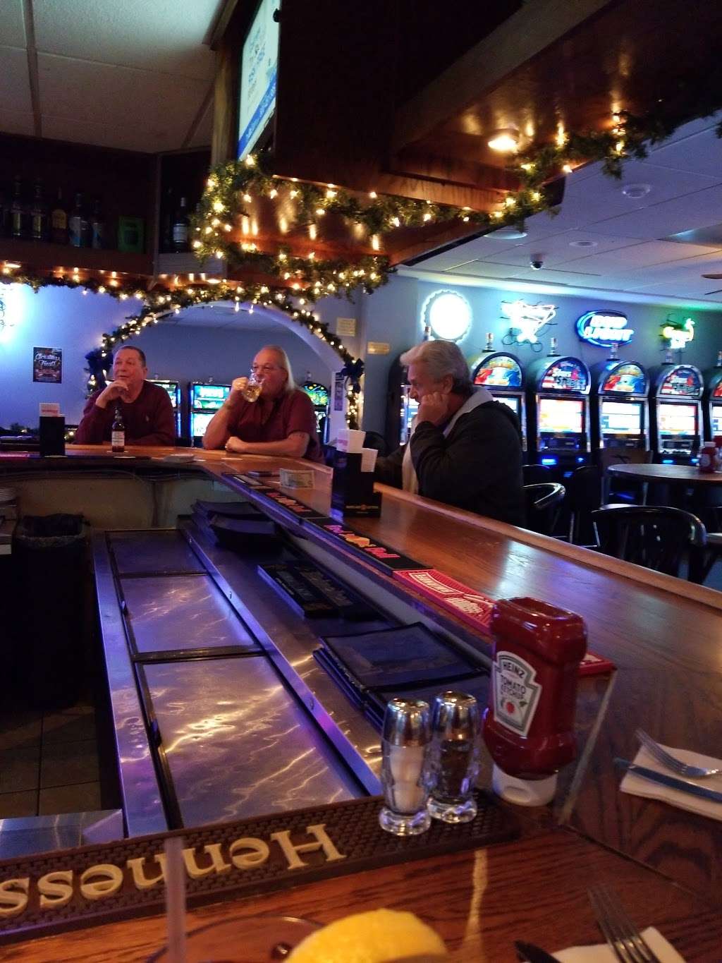 Traders Seafood Steak & Ale | 8132 Bayside Rd, Chesapeake Beach, MD 20732, USA | Phone: (301) 855-0766