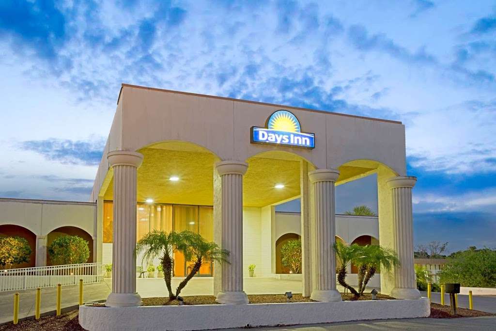 Days Inn & Suites by Wyndham Clermont | 20390 North, US-27, Clermont, FL 34715, USA | Phone: (352) 366-4194