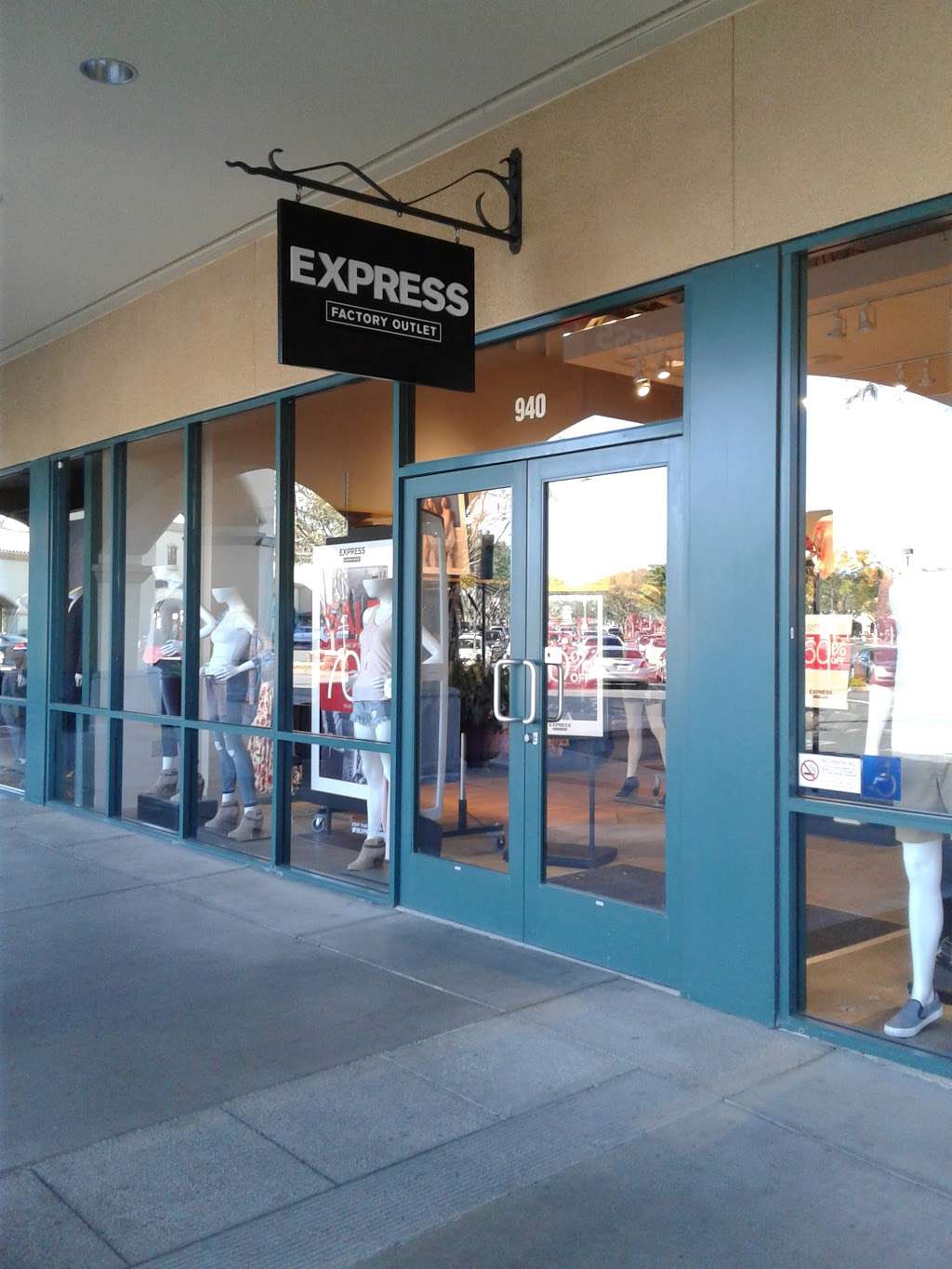 Express Factory Outlet | 950 Camarillo Center Dr Suite 940, Camarillo, CA 93010, USA | Phone: (805) 702-0770