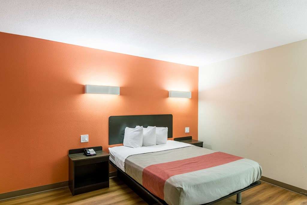 Motel 6 New Brunswick NJ | 26 US-1, New Brunswick, NJ 08901, USA | Phone: (732) 828-8001