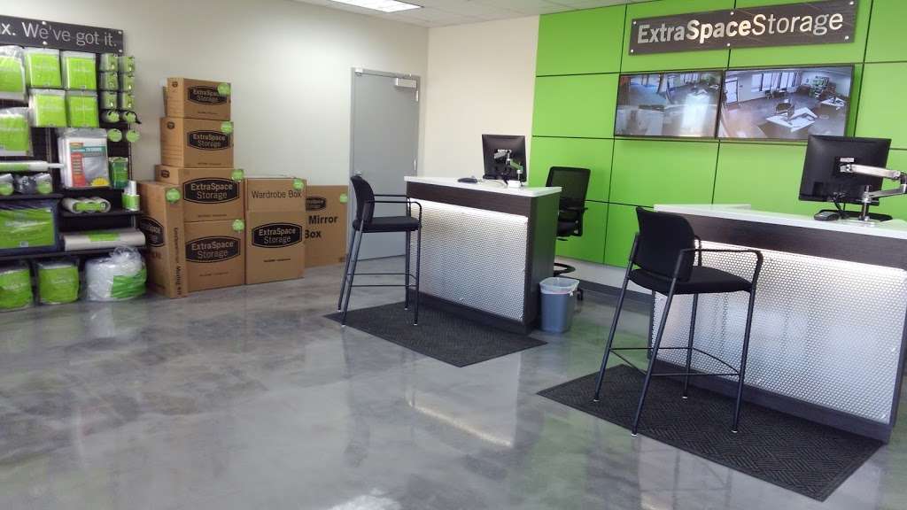 Extra Space Storage | 160 W Industrial Dr, Elmhurst, IL 60126, USA | Phone: (331) 209-0988