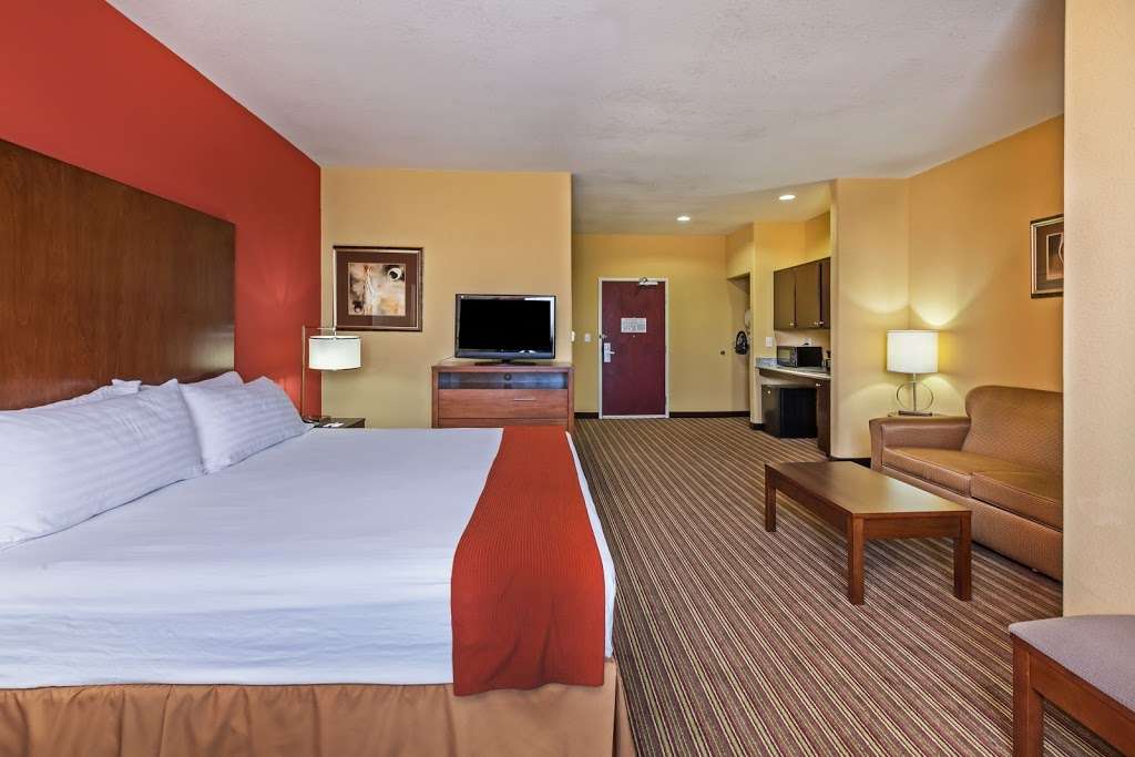 Holiday Inn Express & Suites Cleveland | 600 Hwy 59 South, Cleveland, TX 77327, USA | Phone: (281) 592-7500