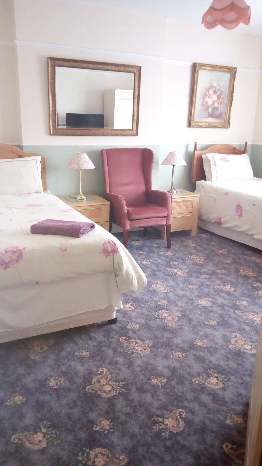 Kingsway Bed And Breakfast | 19 High Rd, Broxbourne EN10 7HU, UK | Phone: 01992 462001