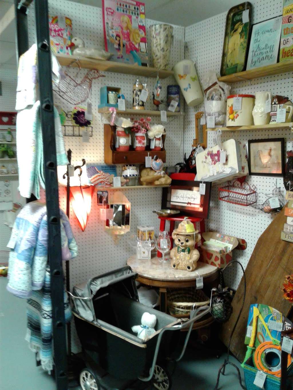 Vintage Traders Antique Mall | 207 W Dennis Ave, Olathe, KS 66061, USA | Phone: (913) 254-9000