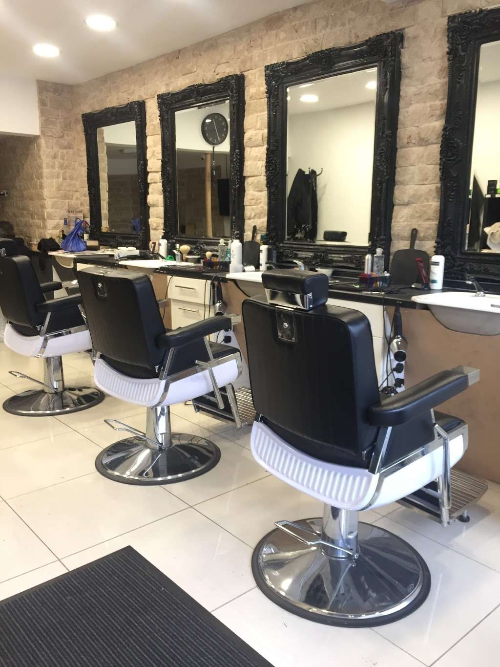 Classic Grooming Barbershop | 382 Kingsland Rd, London E8 4AA, UK | Phone: 07821 297288