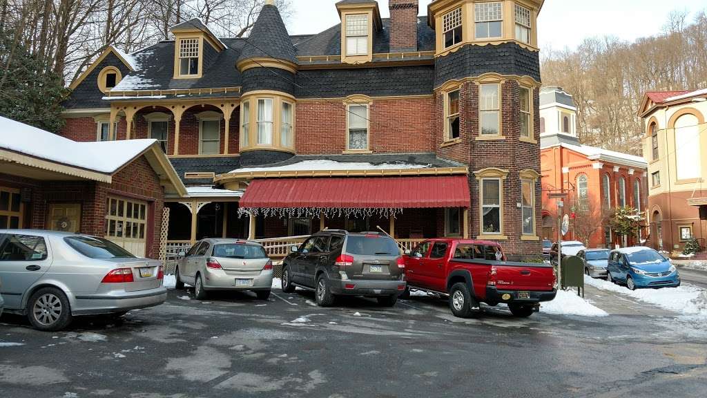 DeFeos MANOR Bed & Breakfast | 5 W Broadway, Jim Thorpe, PA 18229, USA | Phone: (570) 325-8777