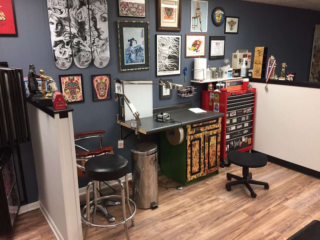 Lunchbox Tattoo & Body Piercing | 3604 N Chapel Hill Rd, Johnsburg, IL 60050, USA | Phone: (815) 363-8288