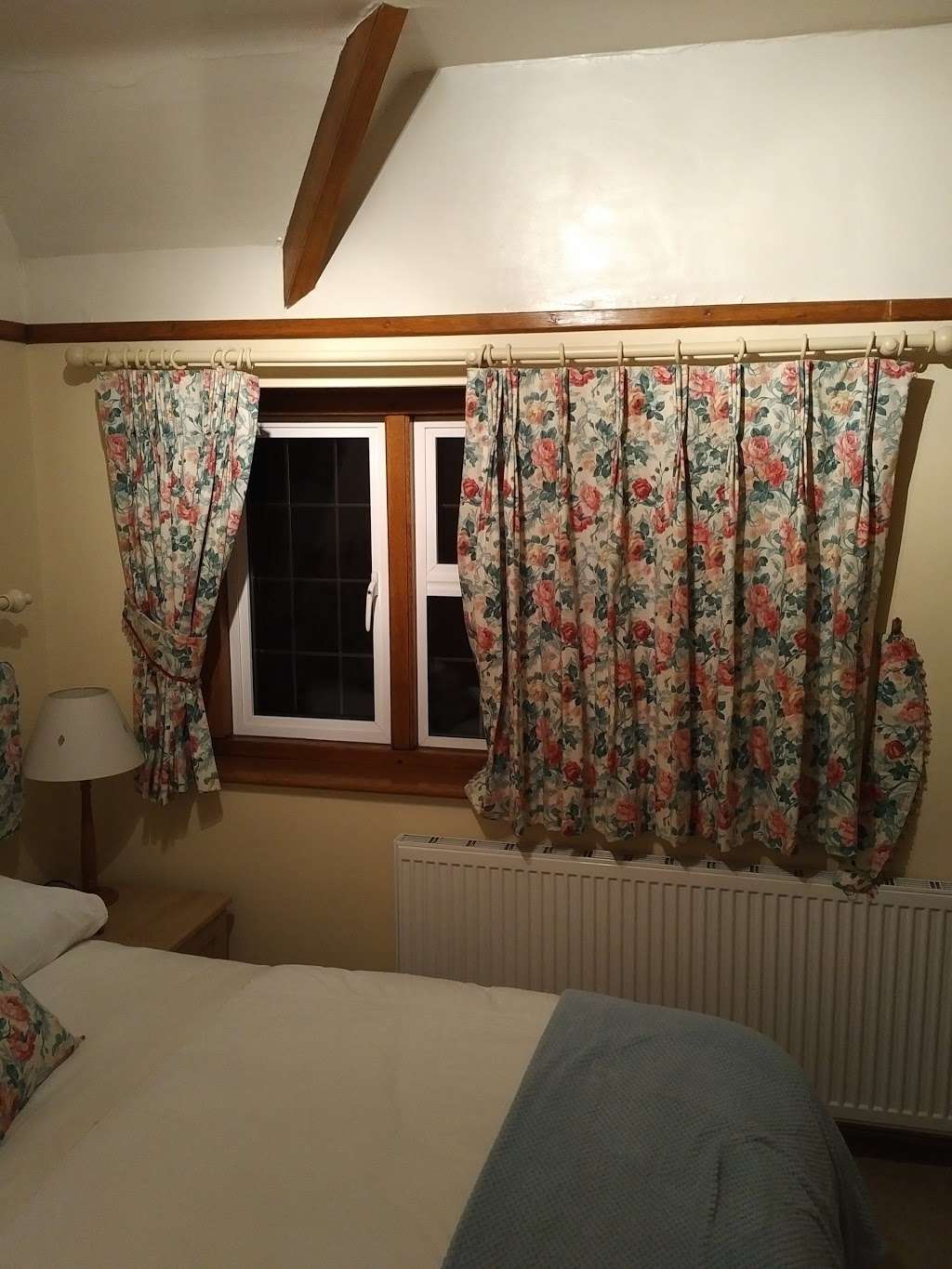 Meads Bed & Breakfast | 23 Granville Rd, Oxted RH8 0BX, UK | Phone: 01883 730115