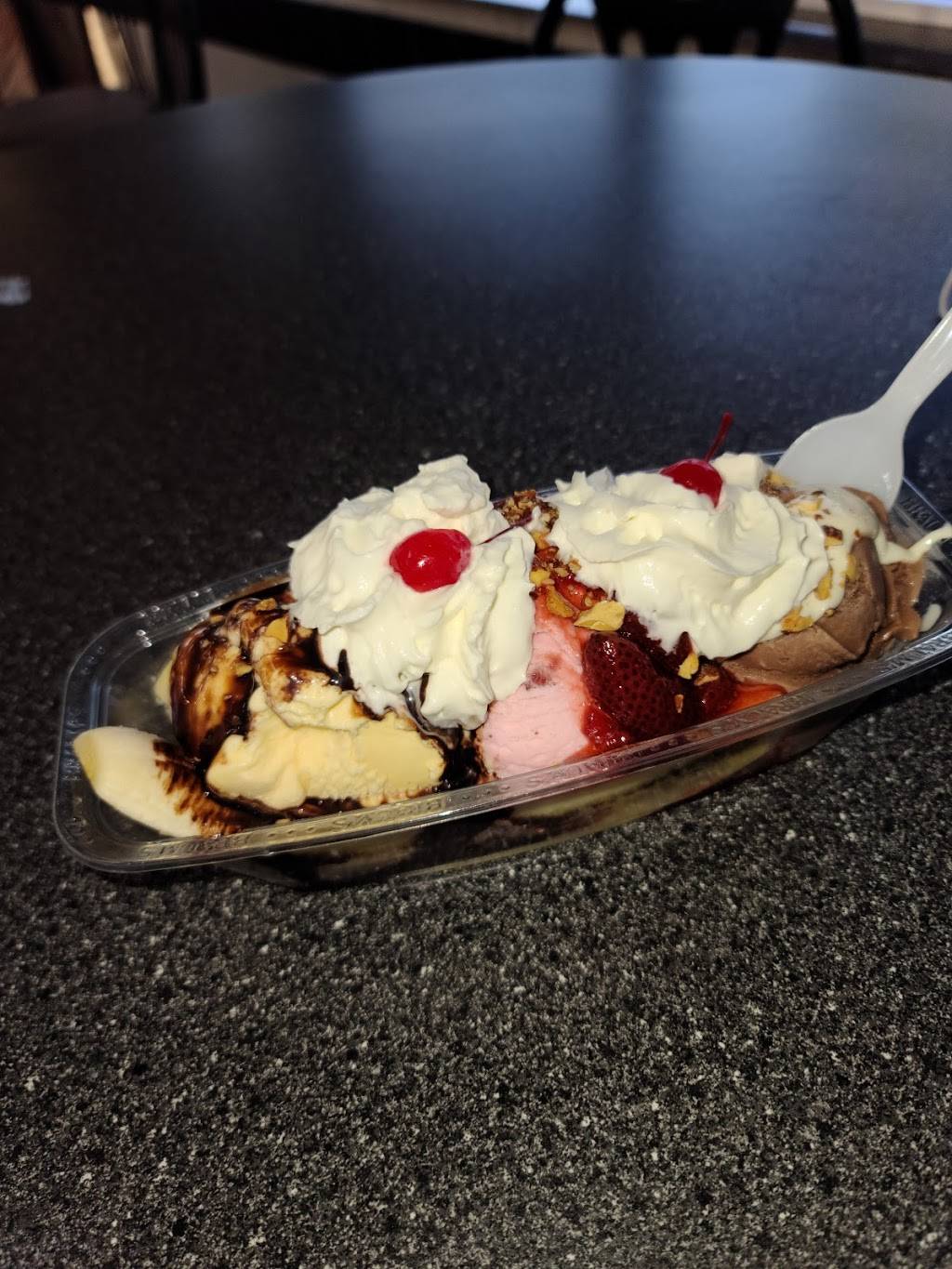 Braums Ice Cream & Burger Restaurant | 2121 N Ridge Rd, Wichita, KS 67212, USA | Phone: (316) 773-1550