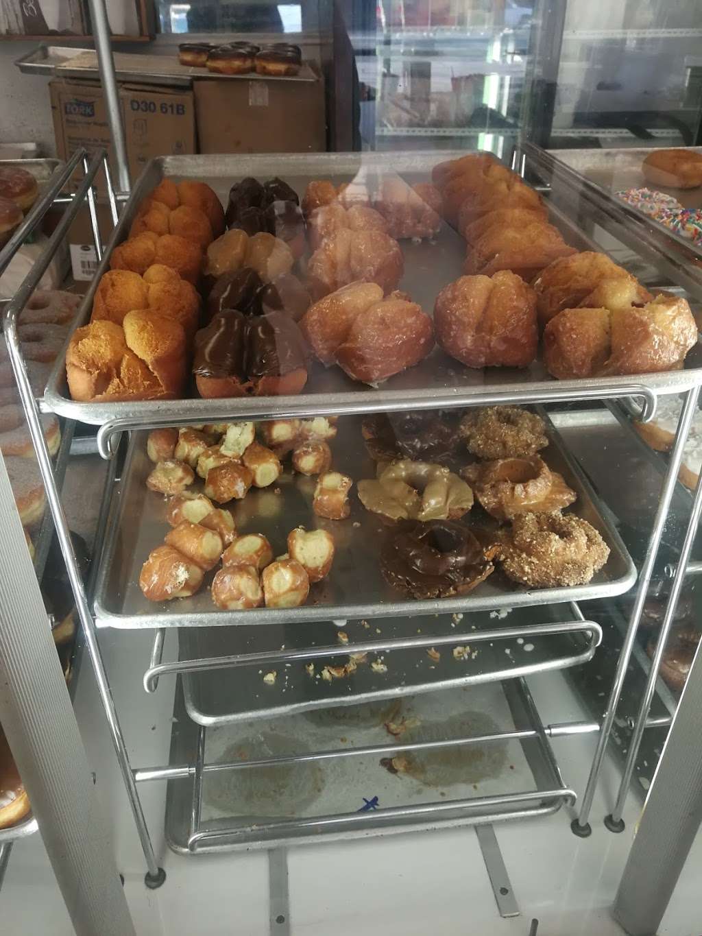 Daily Donuts | 15757 Roscoe Blvd, North Hills, CA 91343, USA | Phone: (818) 894-2284