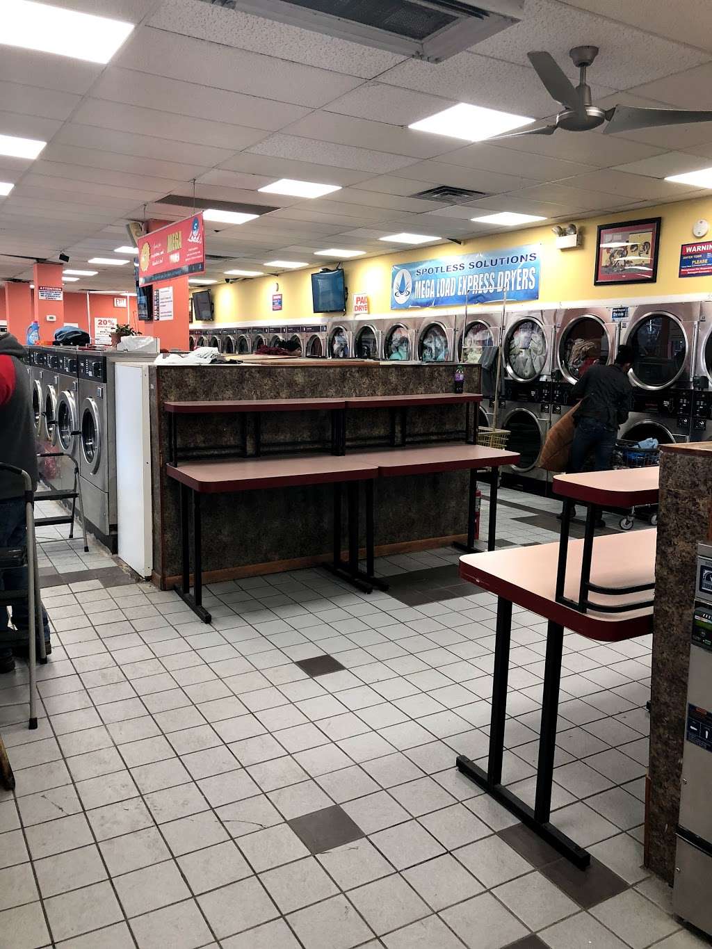 Your Neighborhood Laundromat | 1400 E 47th St a, Chicago, IL 60653, USA | Phone: (773) 952-7490