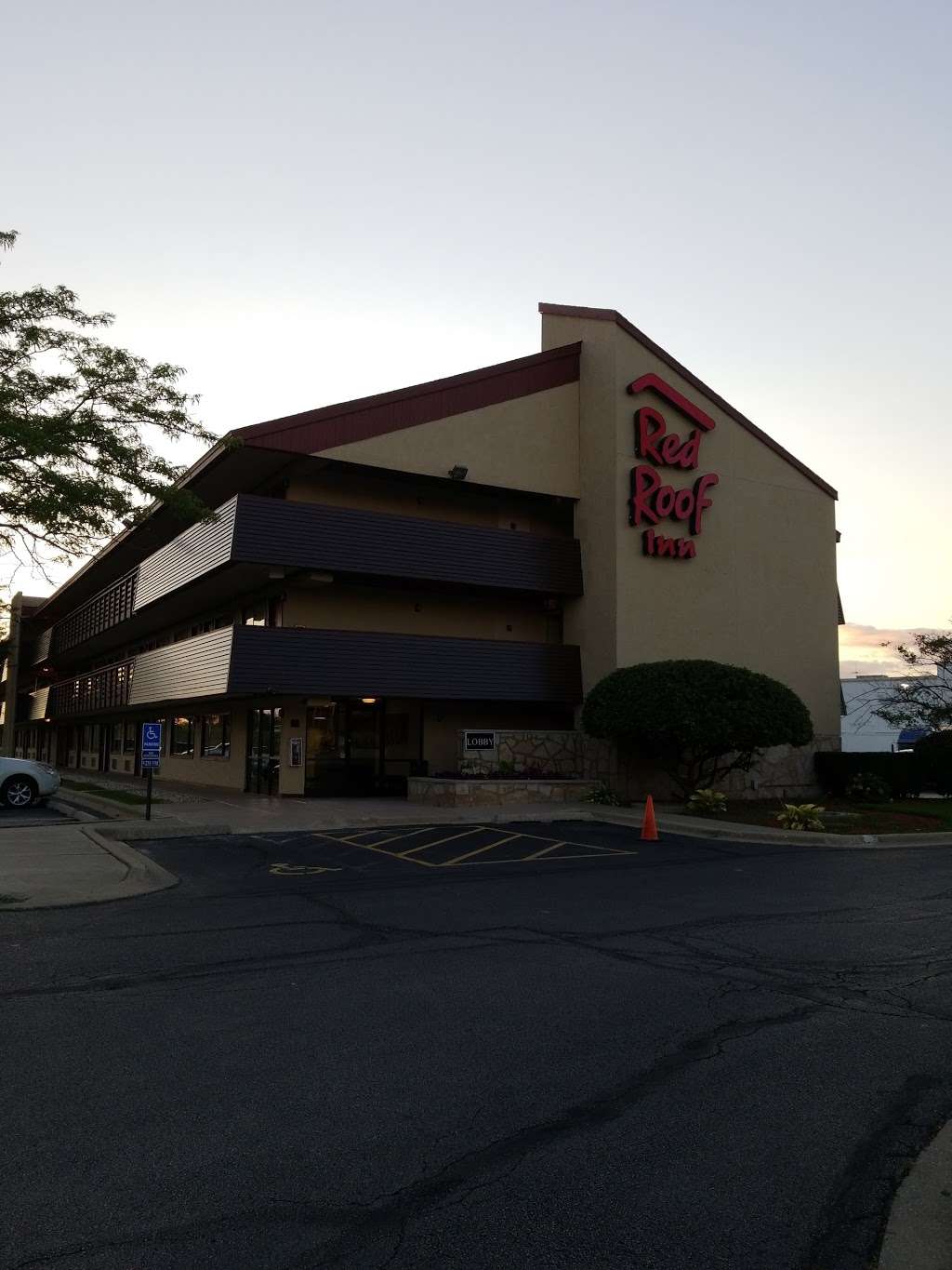 Red Roof Inn Chicago - Northbrook/Deerfield | 340 S Waukegan Rd, Deerfield, IL 60015 | Phone: (847) 205-1755