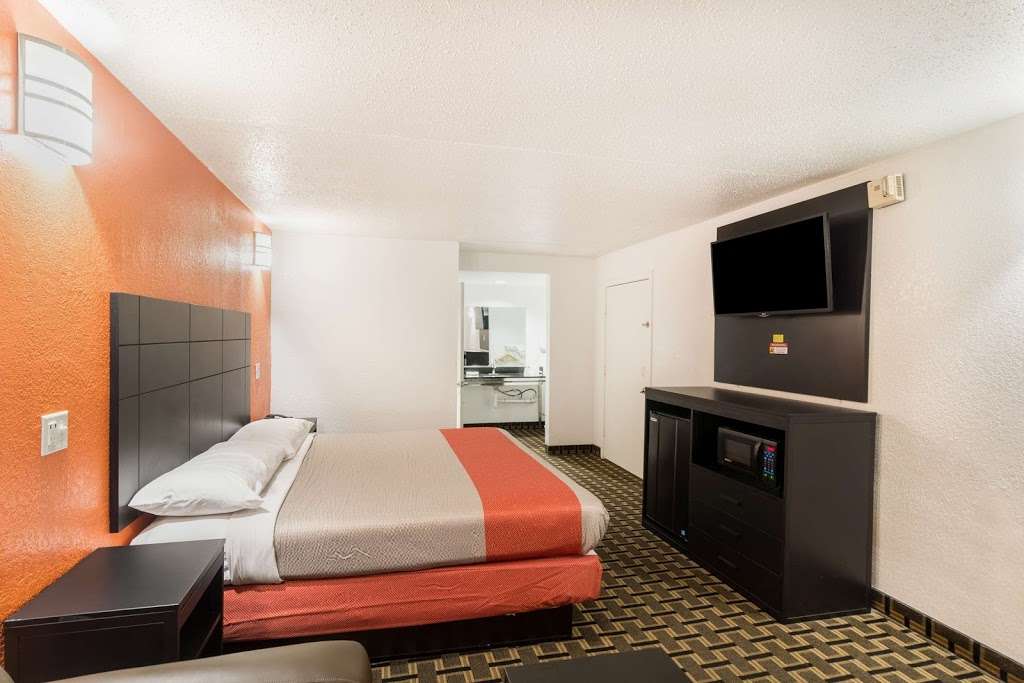 Motel 6 Houston - Brookhollow | 5555 W 34th St, Houston, TX 77092, USA | Phone: (713) 682-8588