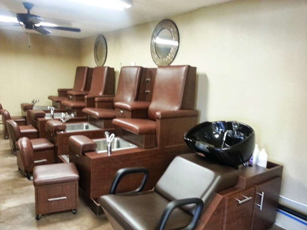 Chic Salon & Boutique | 3942 Sierra Hwy #1, Acton, CA 93510 | Phone: (661) 269-2442