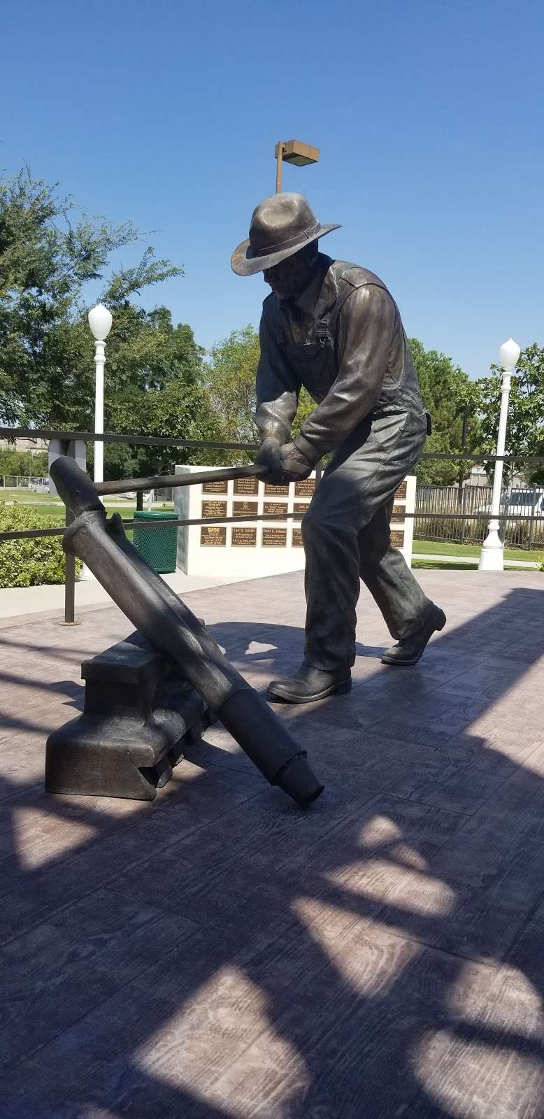 Oilfield workers Monument | 598 Supply Row #400, Taft, CA 93268, USA
