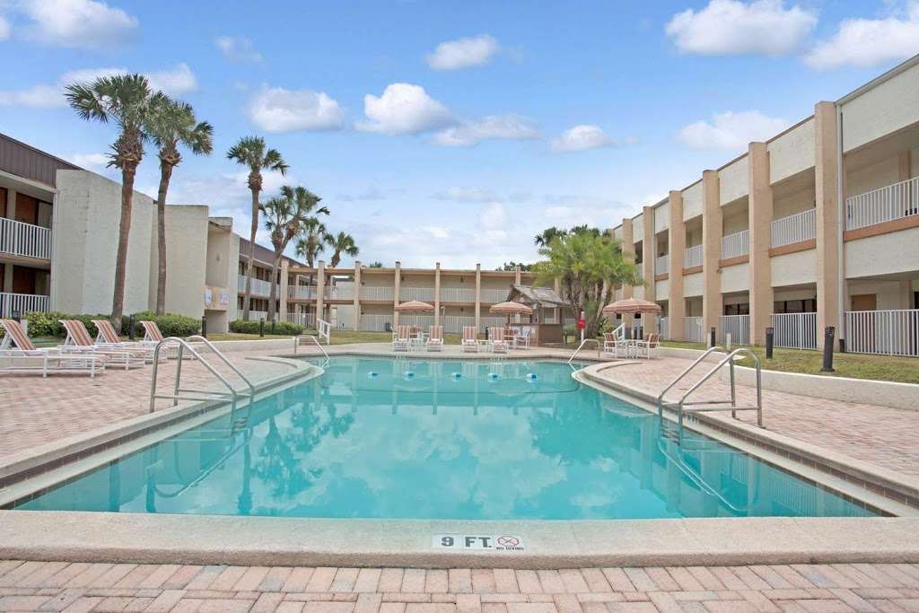 Days Inn & Suites by Wyndham Clermont | 20390 North, US-27, Clermont, FL 34715, USA | Phone: (352) 366-4194