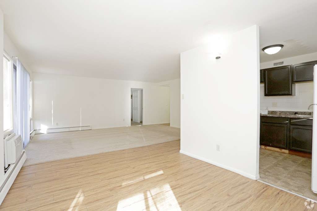New Suburban Apartments | 1400 Twombly Rd, DeKalb, IL 60115, USA | Phone: (815) 758-8124