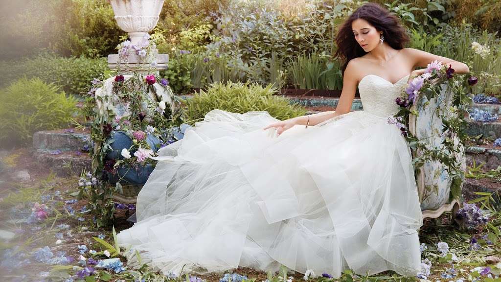 Simply Luxe Bridal Boutique | 2390 Esplanade Dr, Algonquin, IL 60102, USA | Phone: (224) 241-8115