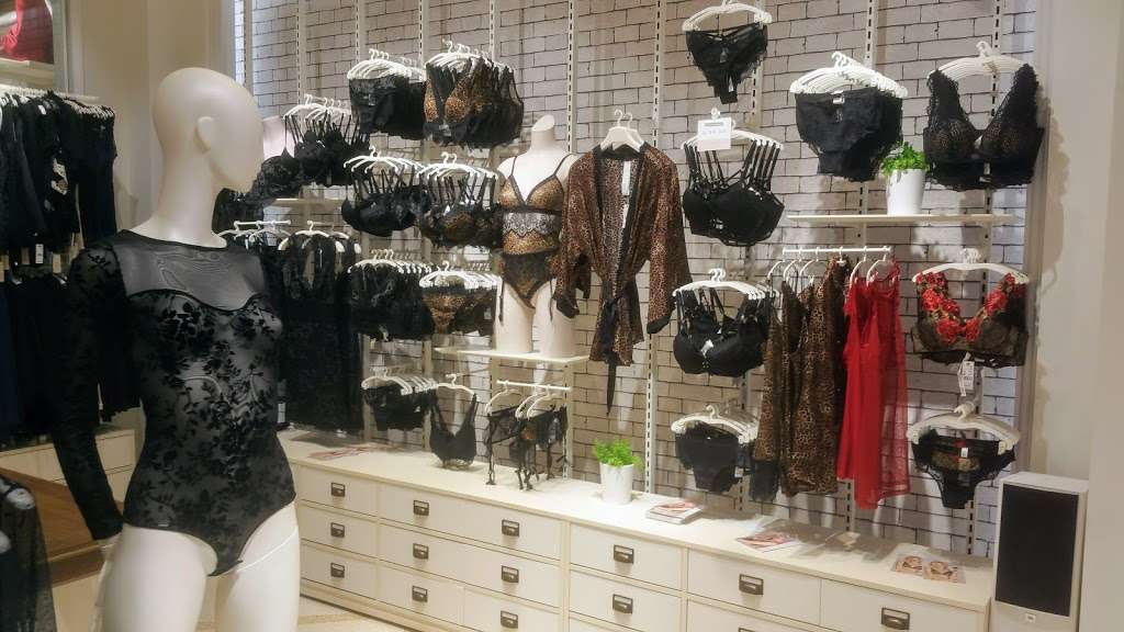 Intimissimi | 1 Garden State Plaza Blvd, Paramus, NJ 07652, USA | Phone: (201) 843-0804