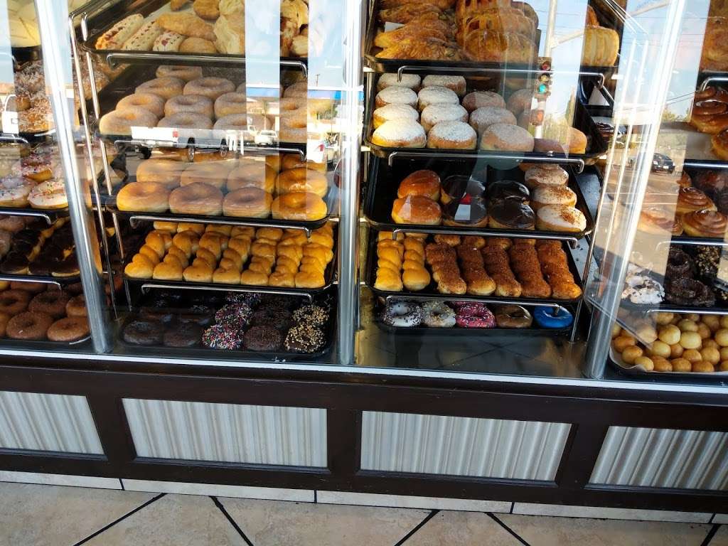 Yum Yum Donuts - cafe  | Photo 5 of 10 | Address: 1431 E 4th St, Ontario, CA 91764, USA | Phone: (909) 391-9554