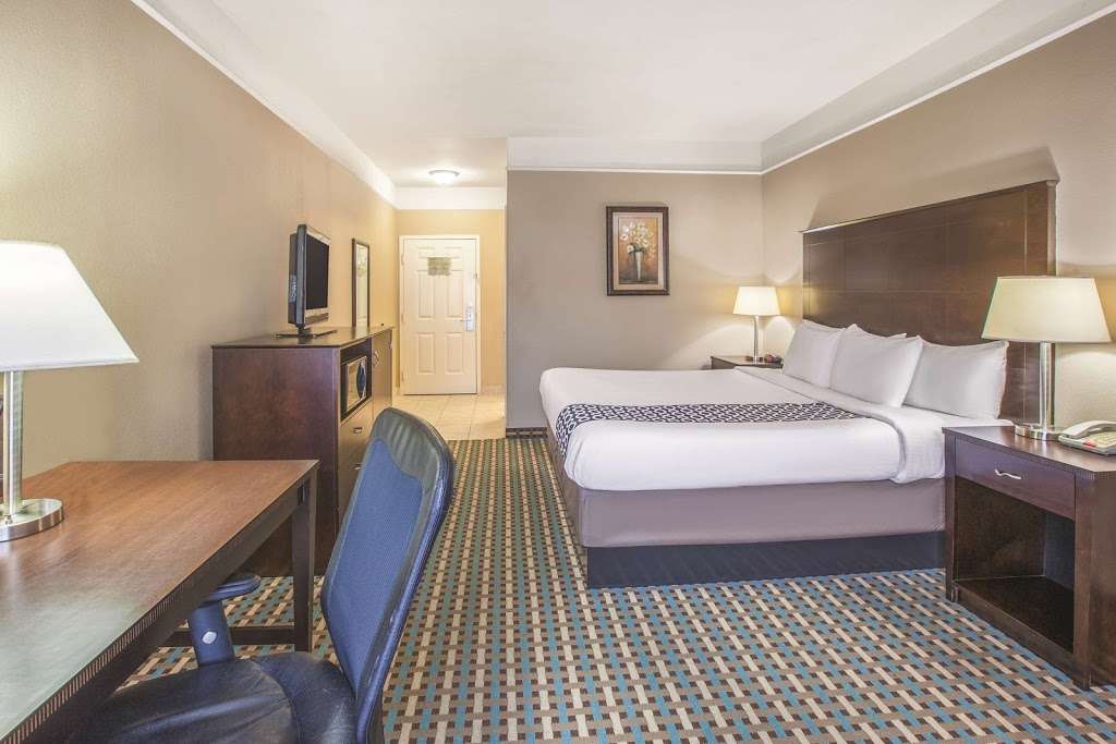 La Quinta Inn & Suites by Wyndham Bay City | 5300 7th St, Bay City, TX 77414, USA | Phone: (979) 323-9095