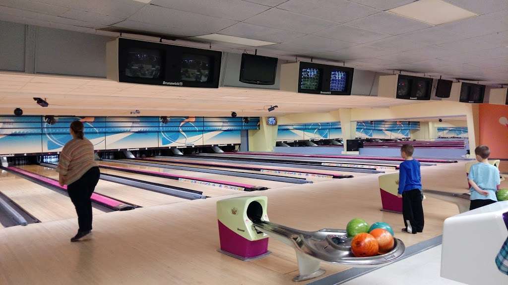 Lucky Strike Lanes | 1904 S Anderson St, Elwood, IN 46036, USA | Phone: (765) 552-5312