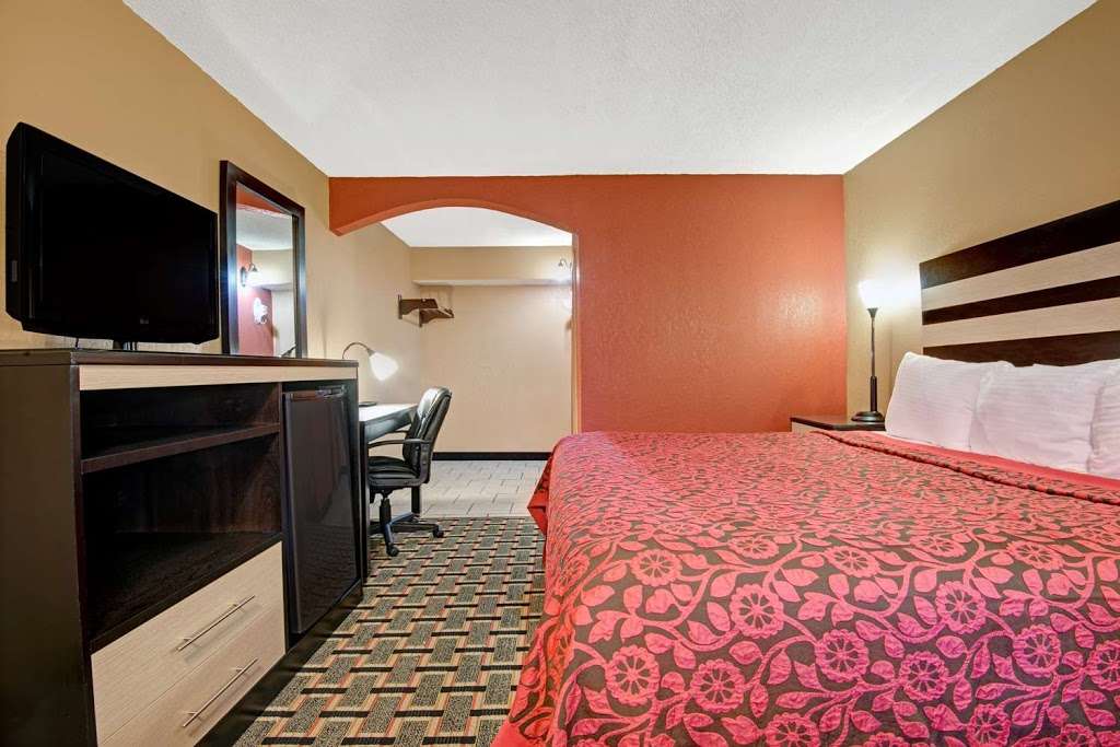 Days Inn by Wyndham Kansas City | 5100 E Linwood Blvd, Kansas City, MO 64128 | Phone: (816) 787-1045