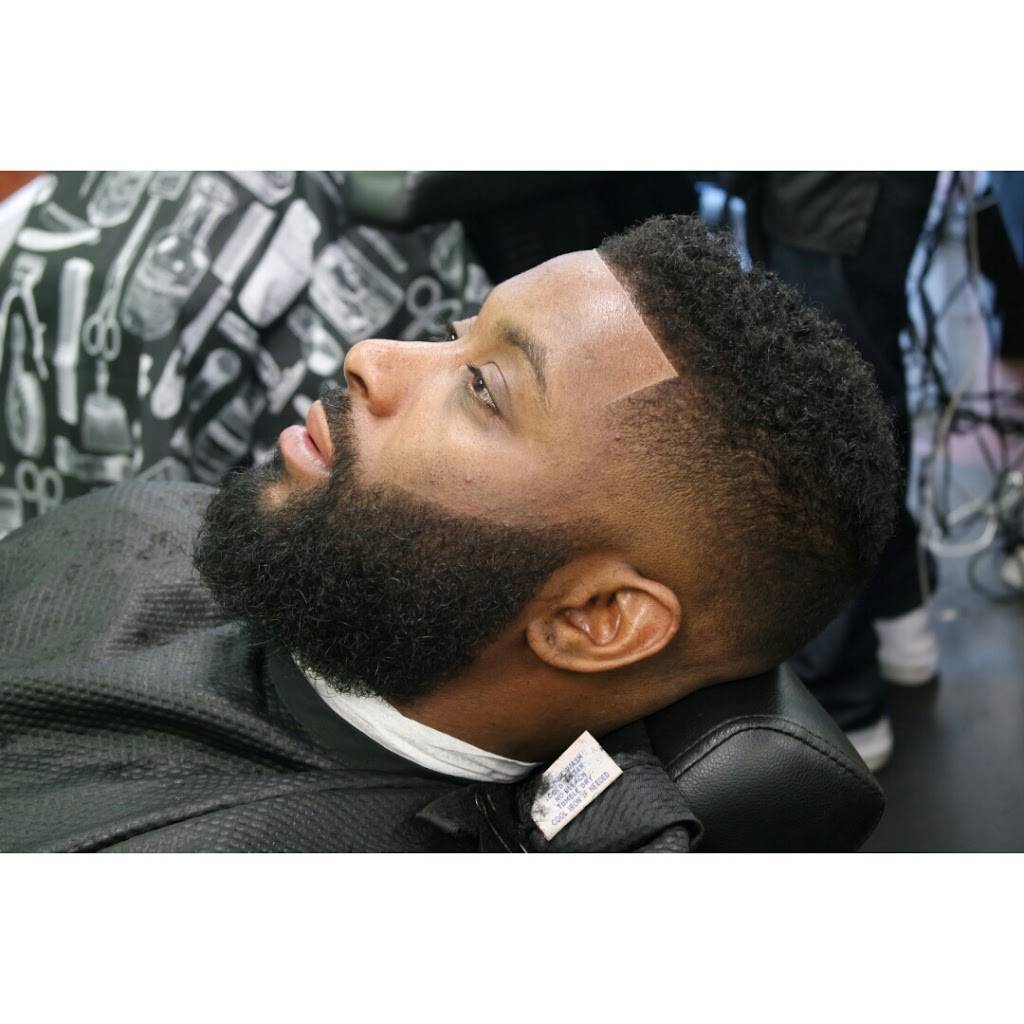 Premier Barber Lounge | 2187 Noble Rd, Cleveland Heights, OH 44112, USA | Phone: (216) 268-5667