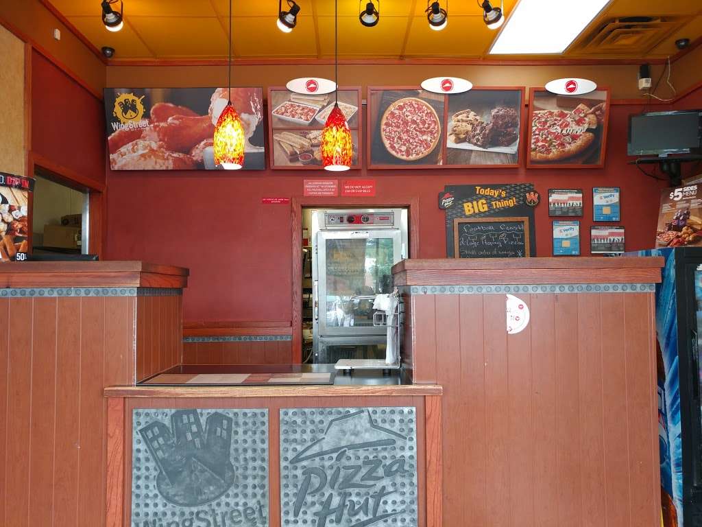 Pizza Hut | 2336 Iverson St, Temple Hills, MD 20748, USA | Phone: (301) 316-1769