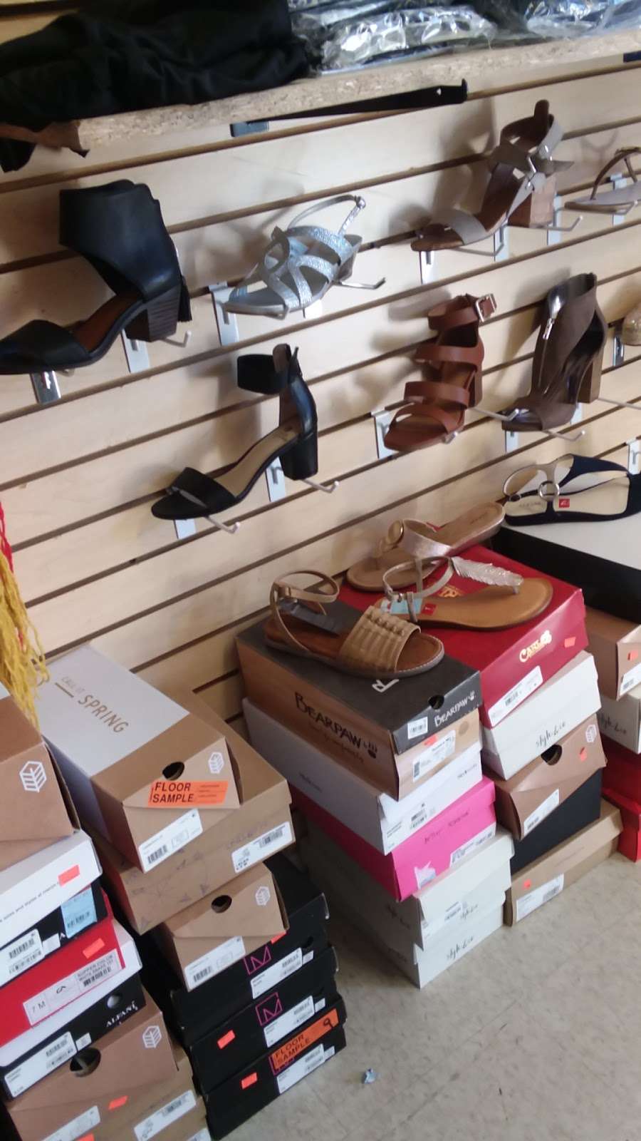 Elvis Cid Zapateria / Shoe Store | 15482 Bear Valley Rd, Victorville, CA 92395, USA | Phone: (503) 572-1688