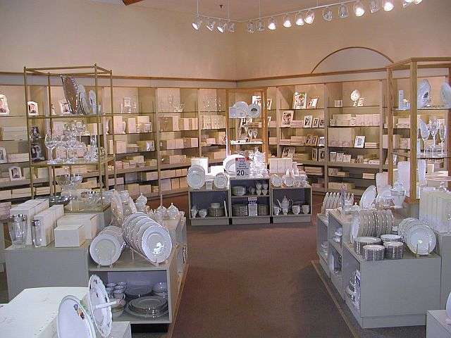 Lenox Shop | 2460 Lincoln Hwy, Lancaster, PA 17602, USA | Phone: (717) 393-2400