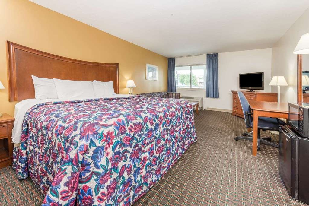 Days Inn by Wyndham Columbus IN | 3445 Jonathan Moore Pike, Columbus, IN 47201, USA | Phone: (812) 376-9951