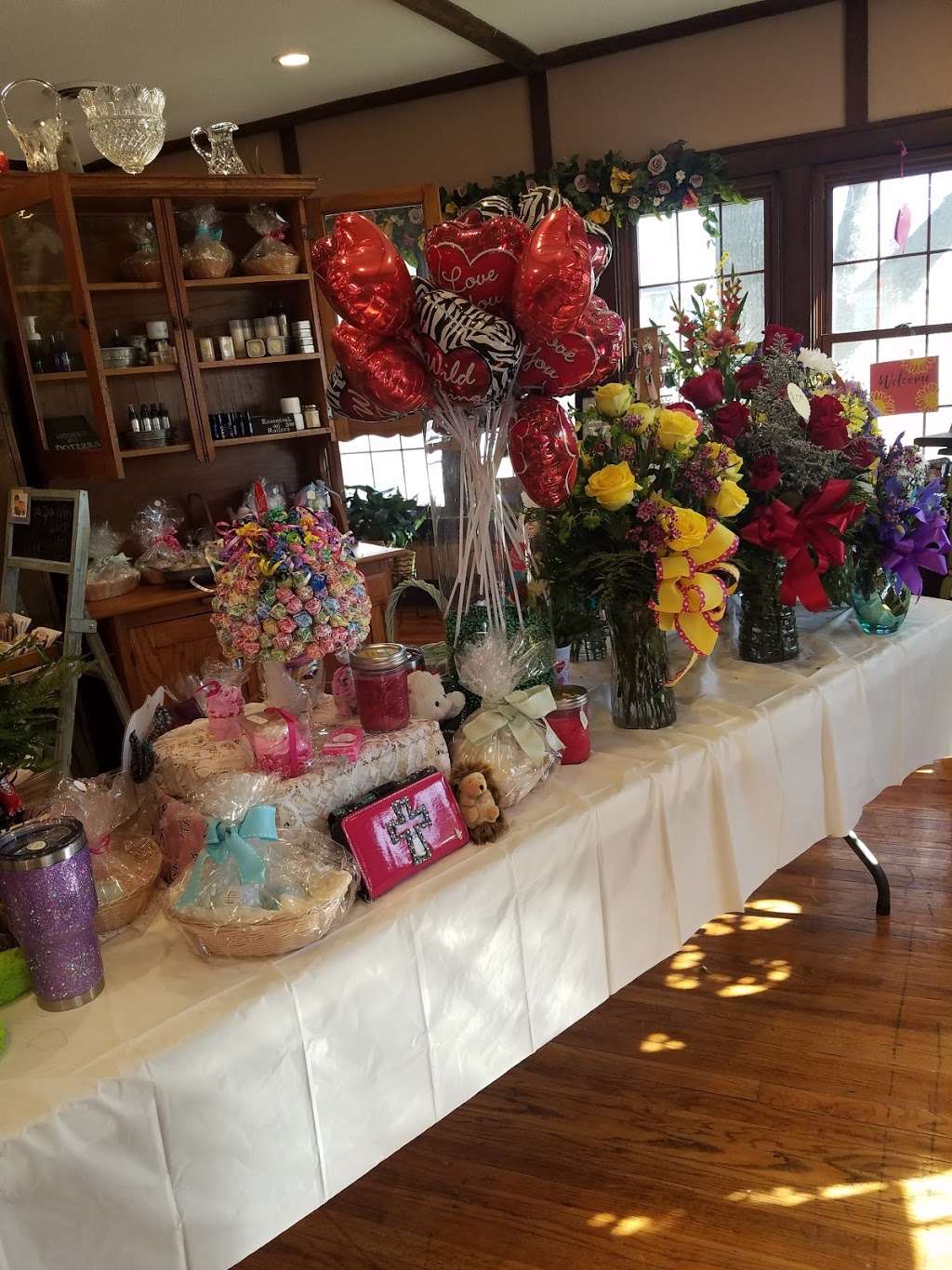 Lauras Florals and Gifts | 121 West 40 Hwy, Odessa, MO 64076, USA | Phone: (816) 230-0202