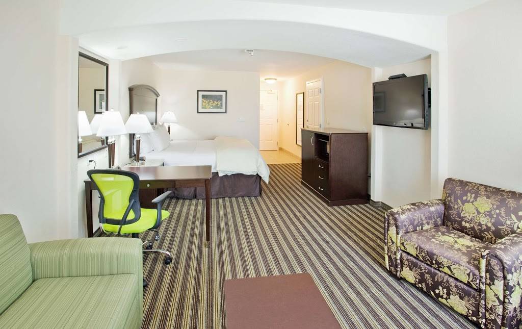 La Quinta Inn & Suites by Wyndham Fowler | 190 N 10th St, Fowler, CA 93625, USA | Phone: (559) 834-6300