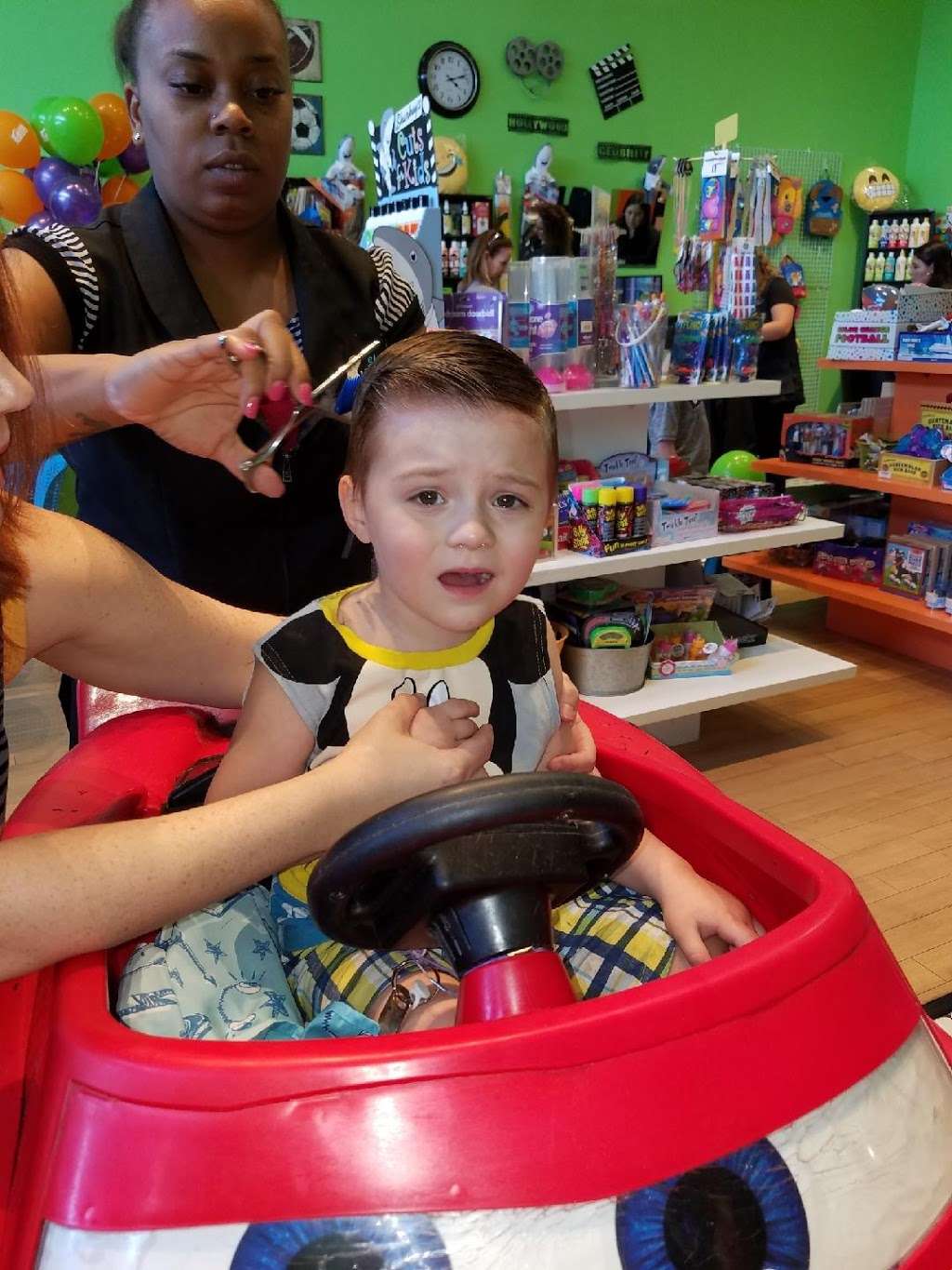 Sharkeys Cuts For Kids - Stone Oak | 238 N Loop 1604 W #207, San Antonio, TX 78232, USA | Phone: (210) 496-9200