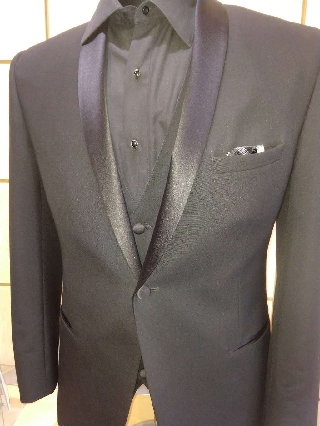 Tip Top Tux | 880 NW Blue Pkwy, Lees Summit, MO 64086, USA | Phone: (816) 246-1535