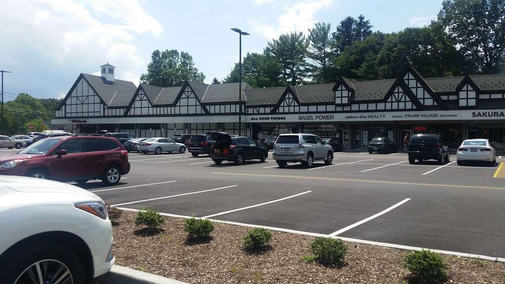 Golden Horseshoe Shopping Center | 1088 Wilmot Rd, Scarsdale, NY 10583 | Phone: (914) 722-2011