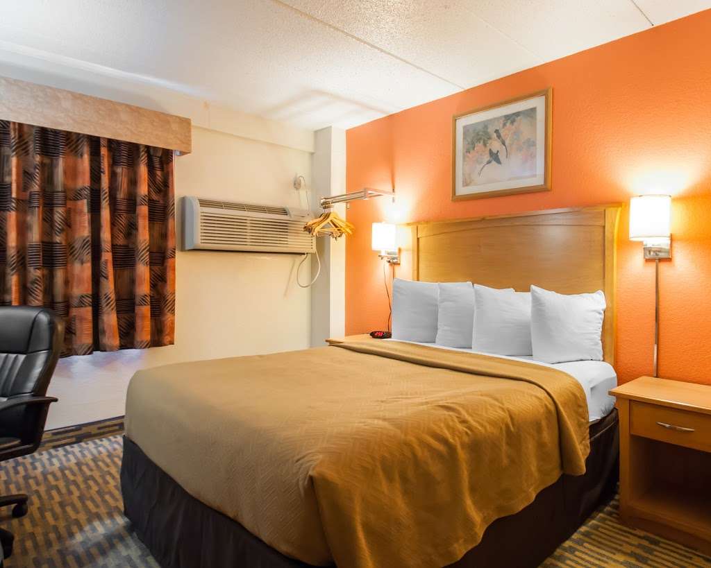 Econo Lodge Kansas City Downtown North | 2232 Taney St, Kansas City, MO 64116 | Phone: (816) 421-6000