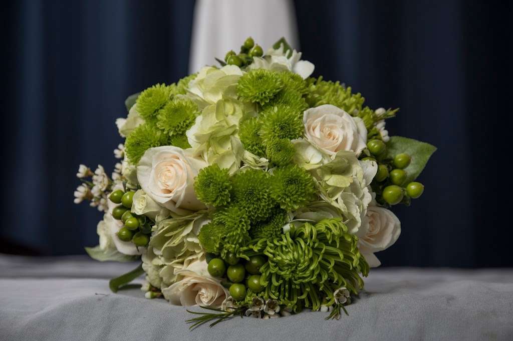 Pesche's Greenhouse, Floral Shop & Gift Barn in 4080 WI50, Lake Geneva