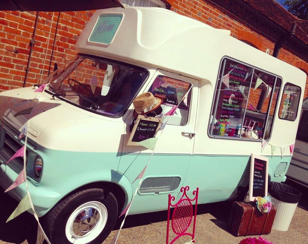 Roll Out The Bunting | 6 Littlehurst Ln, Basildon SS15 4JT, UK | Phone: 07572 764008