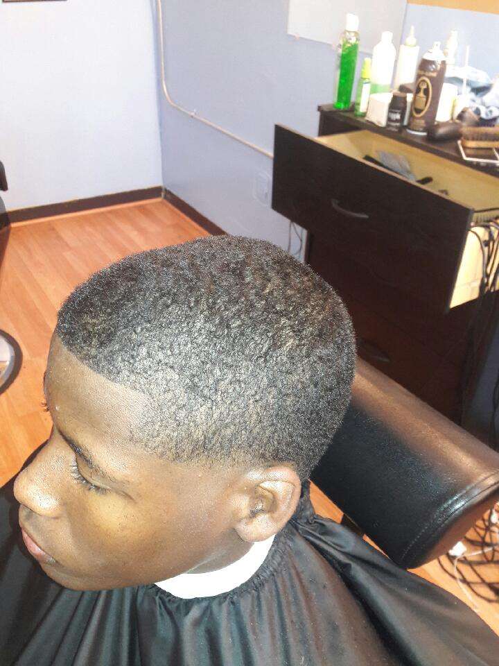 Cuts On Point Barber Studio Ray | 3316 147th St, Midlothian, IL 60445, USA | Phone: (708) 296-3112