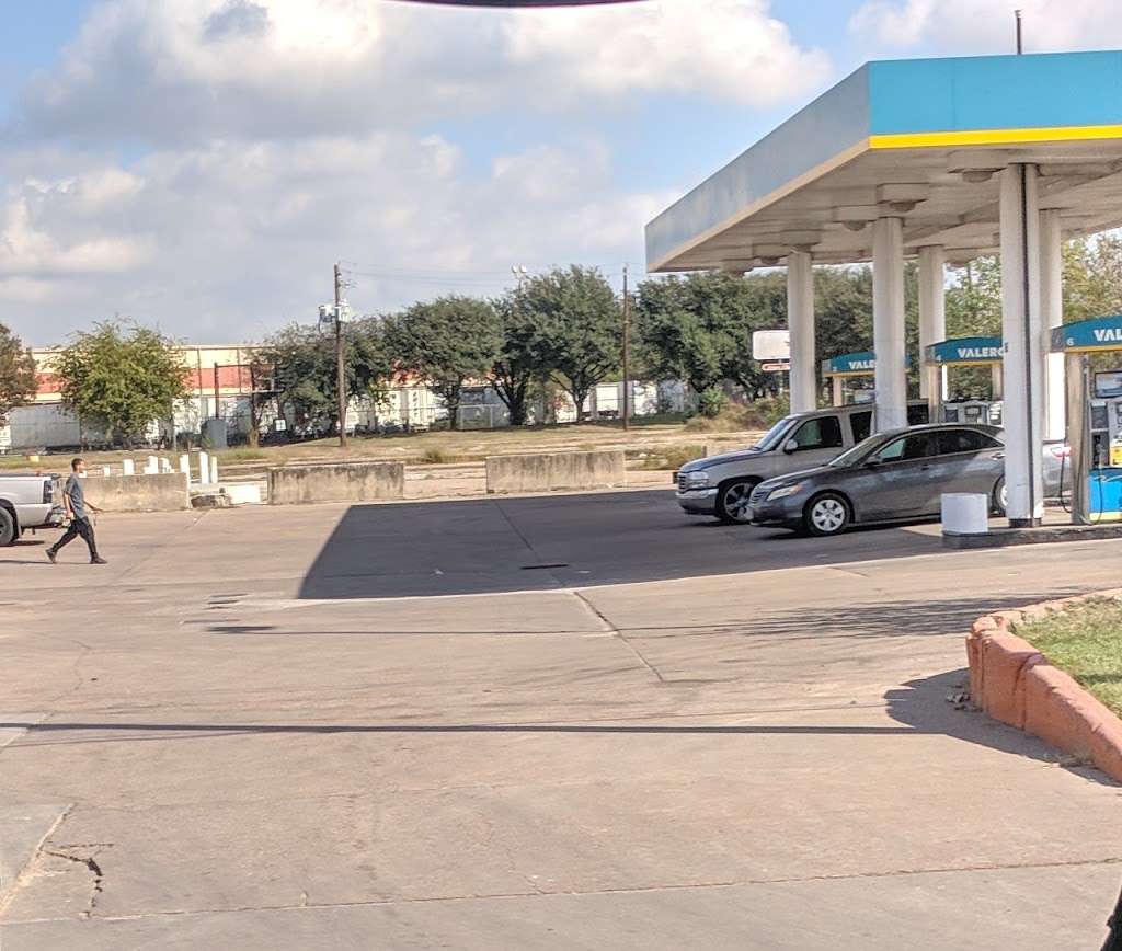 Valero Gas Station | 8899 N Loop E Fwy, Houston, TX 77013, USA | Phone: (713) 675-1028